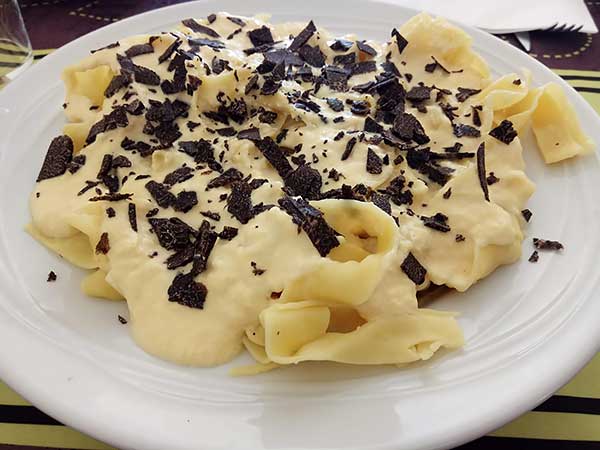 Imagen de un plato de Tallarines con trufa laminada.