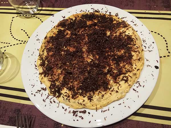 Tortilla de patatas cubierta con trufa negra rallada